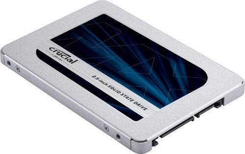2.5インチのSATA（シリアルATA）SSDが一般的。今回使用した「CRUCIAL MX500 SSD（CT500MX500SSD1/JP）」は容量500Gバイト。実売価格は税込みで1万1000円前後（出所：マイクロンテクノロジー）