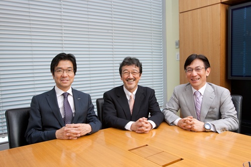 左から日本マイクロソフト 樋口泰行氏、アバナード 安間裕氏、アクセンチュア 程近智氏