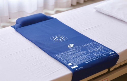 ベッドに敷くシート状の匂いセンサーで尿や便の臭気を検知する「Helppad」 