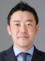 成塚 歩 氏